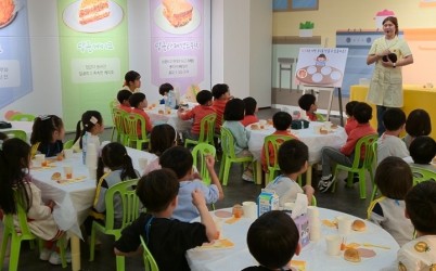 (사진2)“당근 먹는 재미에 폭” 하남시, 오감놀이터로 식습관 교육 ‘톡톡’.jpg width: 100%; height : 150px