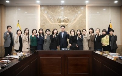 (사진1)남양주시의회, 남양주시어린이집연합회 임원진과 간담회 개최.jpg width: 100%; height : 150px