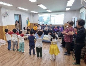 광주시 오포2동 매산 어린이집, 어버이날 맞아 경로당 방문 위문.jpg