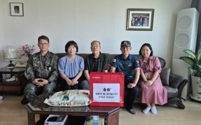 (0623)[퇴계원읍]남양주시 퇴계원읍 방위협의회, 6.25 참전용사에 감사 선물 전달(사진1).jpg width: 100%; height : 150px