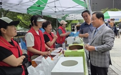 (0623)[평내동]주민과 농업인이 함께 만든 장터…평내동 어울더울 직거래장터 큰 호응 속 마무리(사진2).jpg width: 100%; height : 150px