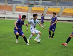 (0624)[체육과]패배를 잊은 남양주시민축구단, 리그 4연승 달성(드리블하는 한정우 선수).JPG