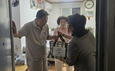 (0630)[금곡동]남양주시 금곡동 주민자치위원회, 6.25전쟁 75주년 맞아 참전용사 가정에 위문(사진).jpg width: 100%; height : 150px