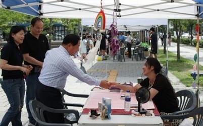 (사진2)주광덕 남양주시장이 행사 관계자들을 격려.jpg width: 100%; height : 150px