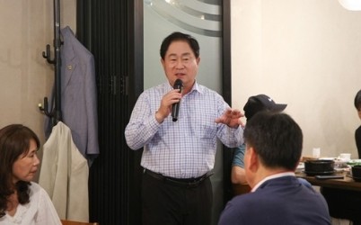 (0730)[자원순환과]주광덕 남양주시장, 4년째 환경미화원 초청해 노고 격려(사진1).JPG width: 100%; height : 150px