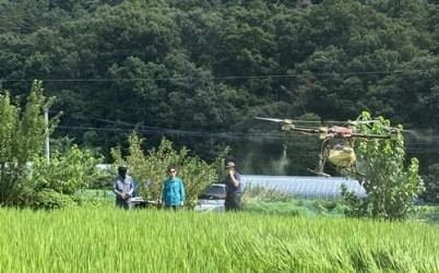 (0808)[농업기술과]드론 활용한 병해충 방제(사진1).jpg width: 100%; height : 150px