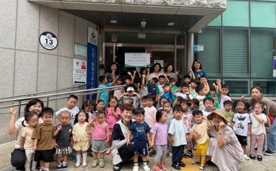 [전달보도자료]첫단추 어린이집, 이웃사랑 바자회 수익금 기부.jpg width: 100%; height : 150px