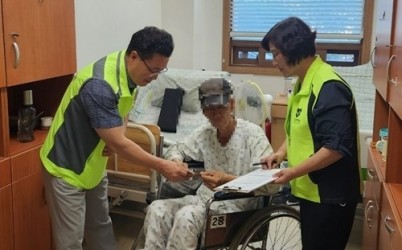 (0813)[화도읍 복지지원과]남양주시 화도읍, 요양시설 어르신께 민생회복 소비쿠폰 전달(사진).jpg width: 100%; height : 150px