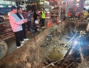 조성대 남양주시의회 의장, 평내동 일대 노후 상수도관 교체 현장 점검(사진1).jpg