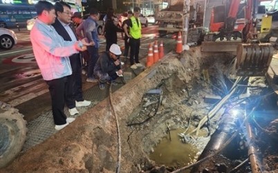 조성대 남양주시의회 의장, 평내동 일대 노후 상수도관 교체 현장 점검(사진1).jpg