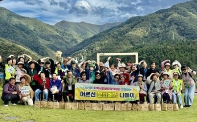 (1015)[다산1동 복지지원과]남양주시 다산1동 지사협, 어르신 건강과 행복 위한 ‘가을 힐링 나들이’ 진행(사진1).jpg width: 100%; height : 150px