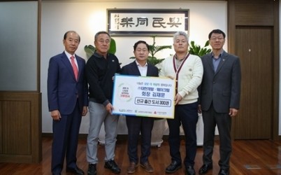 (1022)[복지정책과]남양주시, 김재문 회장으로부터 신간 도서 ‘그 아이는 바보 부자’ 300권 기증 받아(사진1).jpg width: 100%; height : 150px