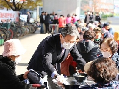 (1110)[체육과]남양주시민축구단, ‘사랑의 짜장차’ 참여…지역 어르신에 온정 전해(사진1).JPG