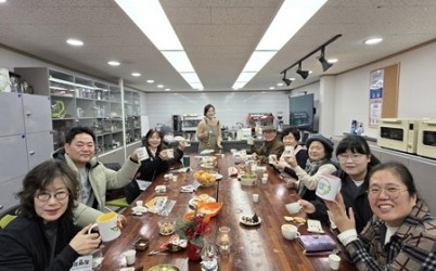 (1202)[남양주보건소 건강증진과]남양주시 치매안심센터, 치매환자가족이 직접 만들어 함께 체험하는 프로그램 큰 호응(사진1).jpg width: 100%; height : 150px