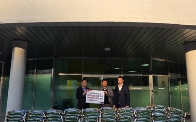 (1210)[노인복지과]남양주시노인복지관, (주)홍현이엔지로부터 쌀 1톤 후원받아(사진).jpg width: 100%; height : 150px