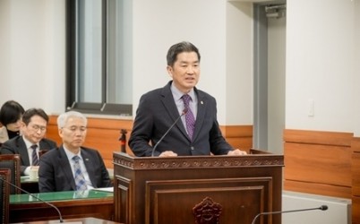 김동훈 의원(사진) (2) (1).jpeg width: 100%; height : 150px
