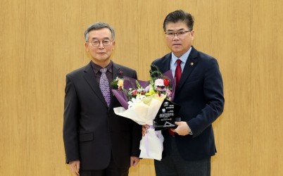 2025-12-22_제10회_경기의정대상_시상식_원본_002.JPG width: 100%; height : 150px