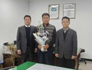 (1230)[건축관리과]남양주시, 국토부 공동주택 우수관리단지 선정 쾌거(더힐포레관계자, 이정주 국장).jpg