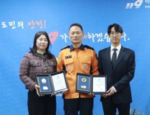 유공 표창 수여 기은영교수(왼쪽)와 최시원 학생(오른쪽) (1).JPG