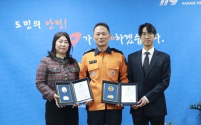 유공 표창 수여 기은영교수(왼쪽)와 최시원 학생(오른쪽) (1).JPG width: 100%; height : 150px