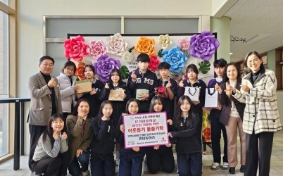 [전달보도자료]하남시 미사2동 은가람중 학생들, 손뜨개 목도리와 모자로 어르신께 온기 전해.jpg width: 100%; height : 150px