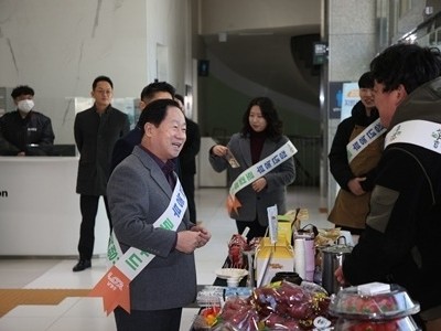 (0122)[농업기술과]남양주시, 청년농부 여유농 로컬푸드 무인판매기 시식행사 개최(사진1).jpg