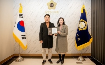 (사진1)남양주시의회, 공공도서관 사회적 가치 확산에 기여한 공무직 근로자 이인자 작가 표창 수여식 개최.jpg width: 100%; height : 150px