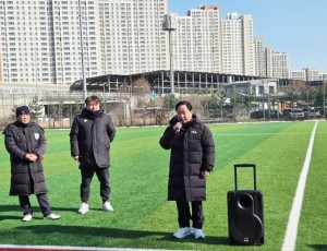 (0126)[다산1동 생활자치과]남양주시, 정비 완료된 다산체육공원에서 축구 동호인과 새해 맞아(사진).jpg