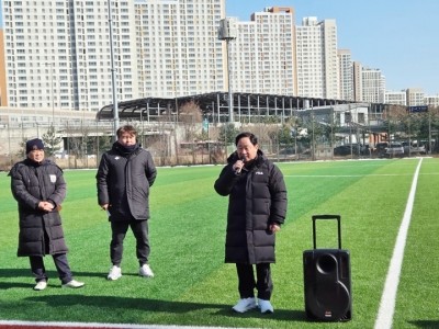 (0126)[다산1동 생활자치과]남양주시, 정비 완료된 다산체육공원에서 축구 동호인과 새해 맞아(사진).jpg