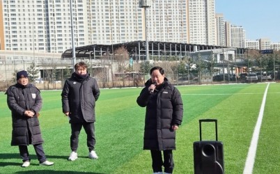 (0126)[다산1동 생활자치과]남양주시, 정비 완료된 다산체육공원에서 축구 동호인과 새해 맞아(사진).jpg width: 100%; height : 150px