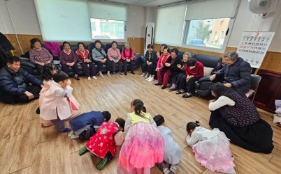 광주시 오포2동 매산어린이집 원아들, 설 맞아 경로당 방문해 세대 간 교류 (1).jpg width: 100%; height : 150px