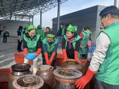 (0227)[자치협력과]새마을지도자남양주시부녀회, ‘사랑의 밑반찬 나누기’ 된장 담그기 실시(사진1).jpeg