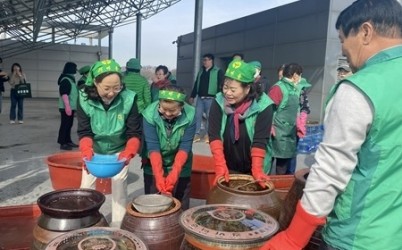 (0227)[자치협력과]새마을지도자남양주시부녀회, ‘사랑의 밑반찬 나누기’ 된장 담그기 실시(사진1).jpeg width: 100%; height : 150px