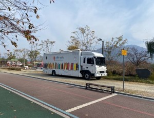 (사진)자연 속에서 즐기는 독서…하남시, ‘네 바퀴 숲속도서관’ 운영.jpg