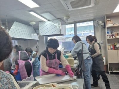 (0310)[와부읍 생활자치과]남양주시 와부읍 이장협의회, 어울림봉사단 국수봉사 후원금 전달 (사진).jpg