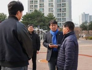 [보도사진]하남시의회 정병용 부의장, 꽃뫼마을1단지 현장점검...“공동주택 주거환경개선 나서”(1).jpg