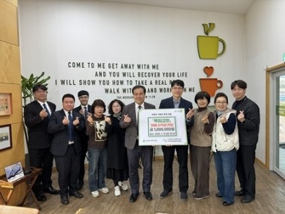 (0317)[복지정책과]남양주시 록원교회, 북부희망케어센터에 카페 수익금 100만 원 기부(사진).jpg